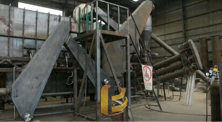 無煙連續(xù)式木屑炭化爐加工木炭的生產現(xiàn)場